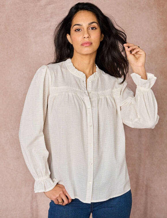 Chemisier smocké col volanté, coton tramé (écru) Chemisier smocké col volanté, coton tramé (écru)